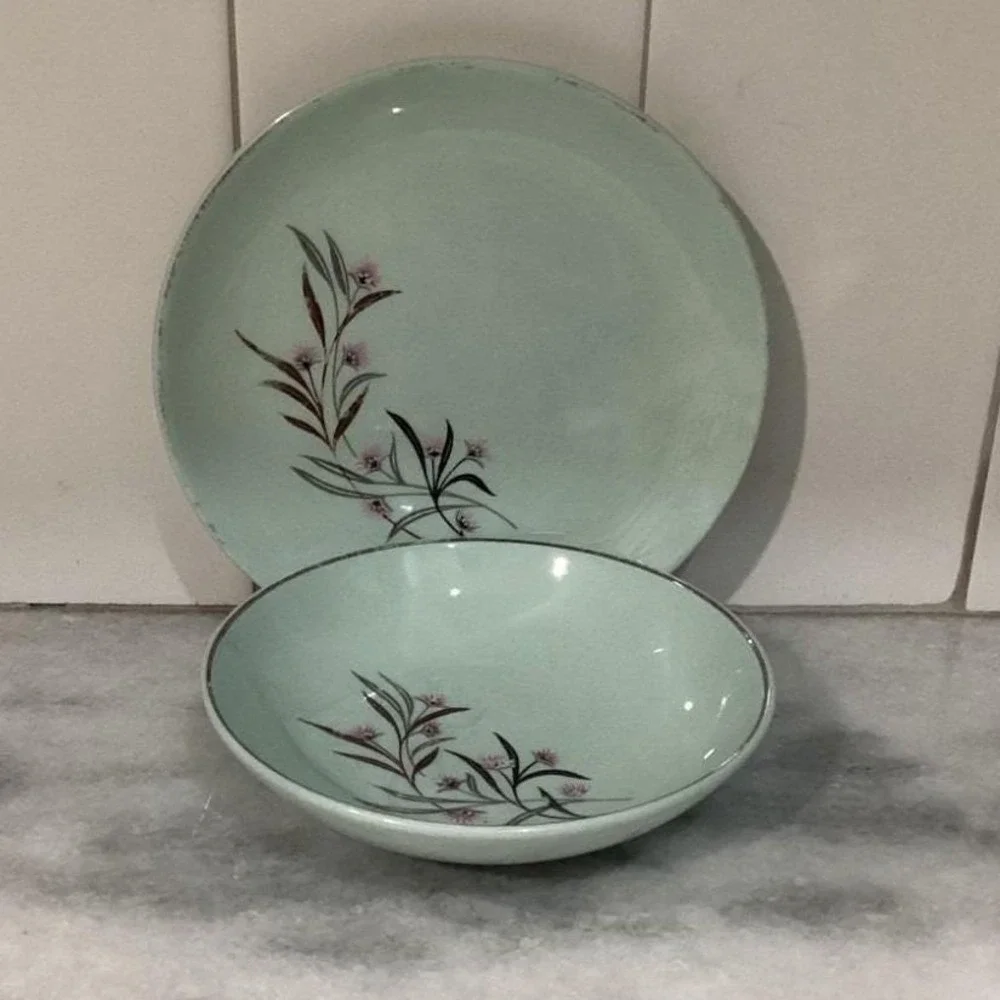 Universal Dinnerware add touch
